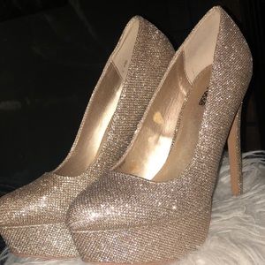 Gold Sparkle heels !